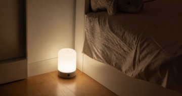 Nachtlicht leuchtet neben dem Kinderbett