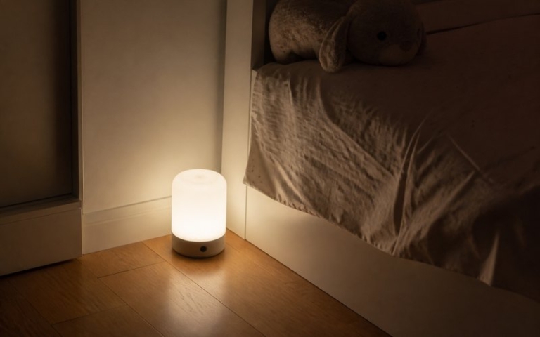 Nachtlicht leuchtet neben dem Kinderbett