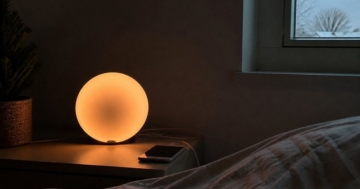 Tageslichtwecker leuchtet auf dem Nachttisch