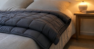 Gewichtsdecke auf dem Bett aufgeschlagen