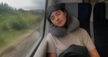 Schlafmaske und Nackenkissen im Flugzeug