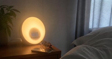 Tageslichtwecker mit Radiofunktion am Bett